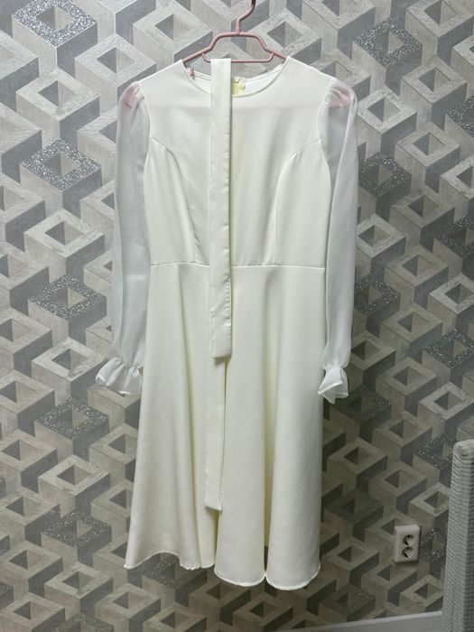 Белое базовое платье