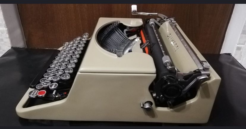 Masina de scris Ollivetti studio 42