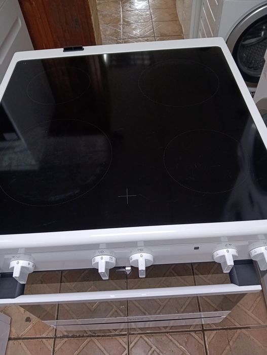 Като нова свободно стояща печка с керамичен плот Voss 2години гаранция