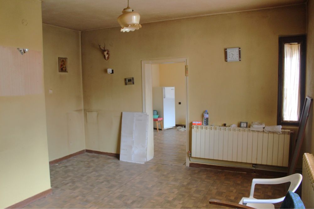 Къща в центъра на Чепеларе – 2 етажа, двор и 2 гаража