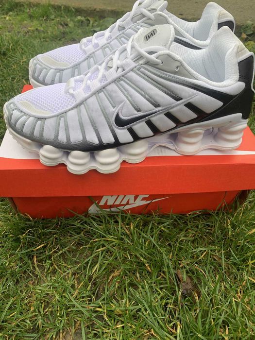 nike shox black&white