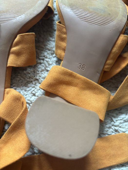 Sandale 38 cu  prindere snur pe picior  culoare mustar