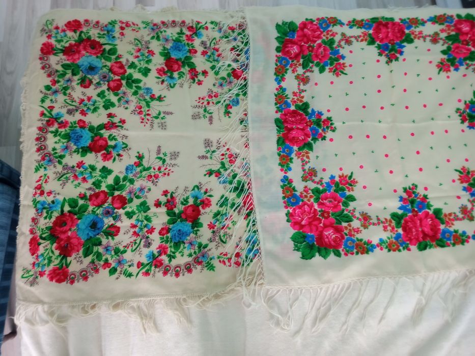 Цветни забрадки 90/90см.Чисто нови,4бр.Зелената е 70/70 20лв