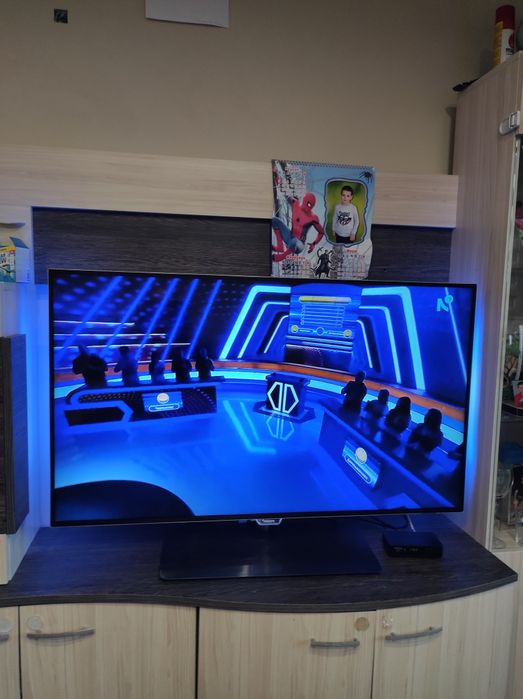 LED Телевизор PHILIPS 48 инча Ambilight