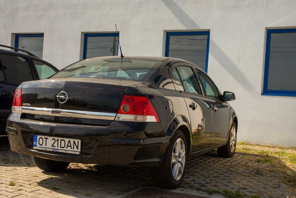 Opel Astra H Sedan, 1.6 benzina, 115cp