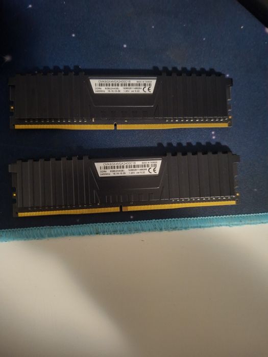 Vand memorie ram corsair 2x4GB