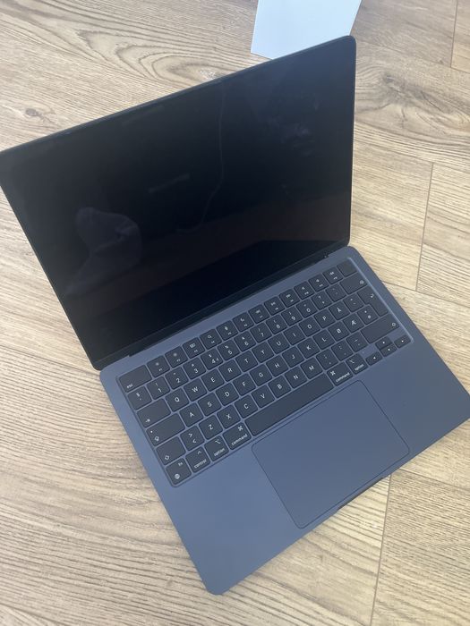 MacBook Air M3 2024 (display si tastatura defecta)