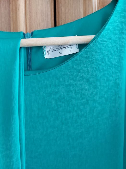 Rochie damă elegantă culoare verde smarald  potrivită pentru  ocazii speciale.Rochie are croi în cloș.