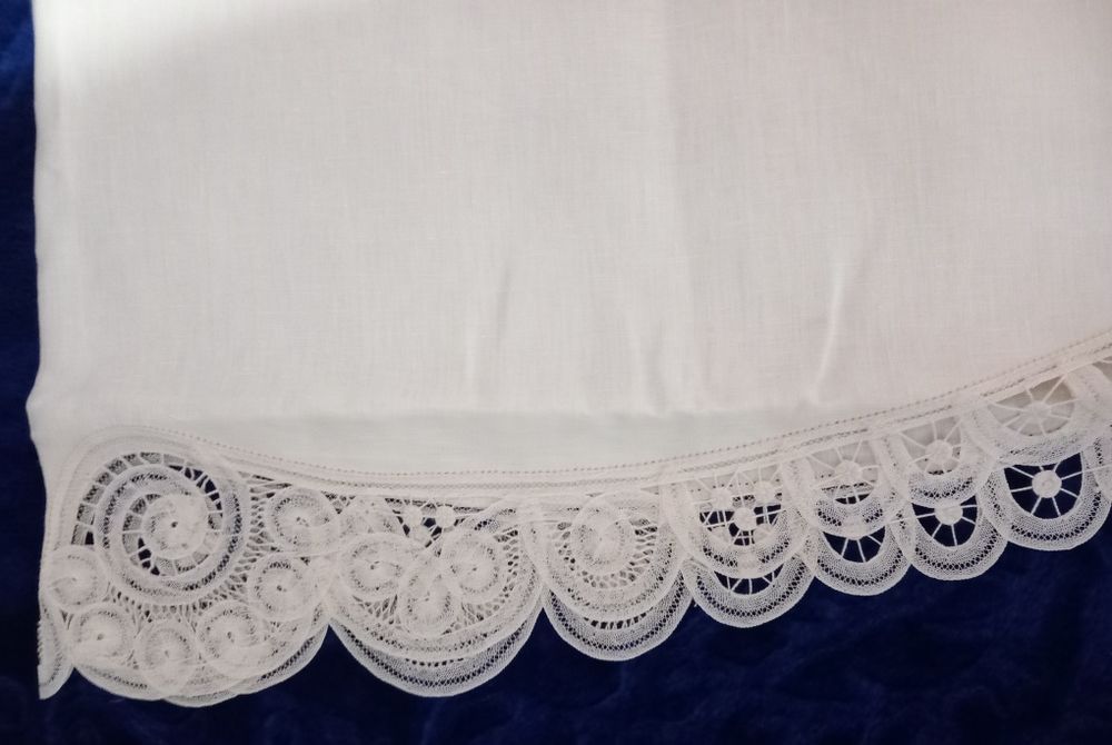 Broderie manuală ,Față de masă cu 16 șervețele