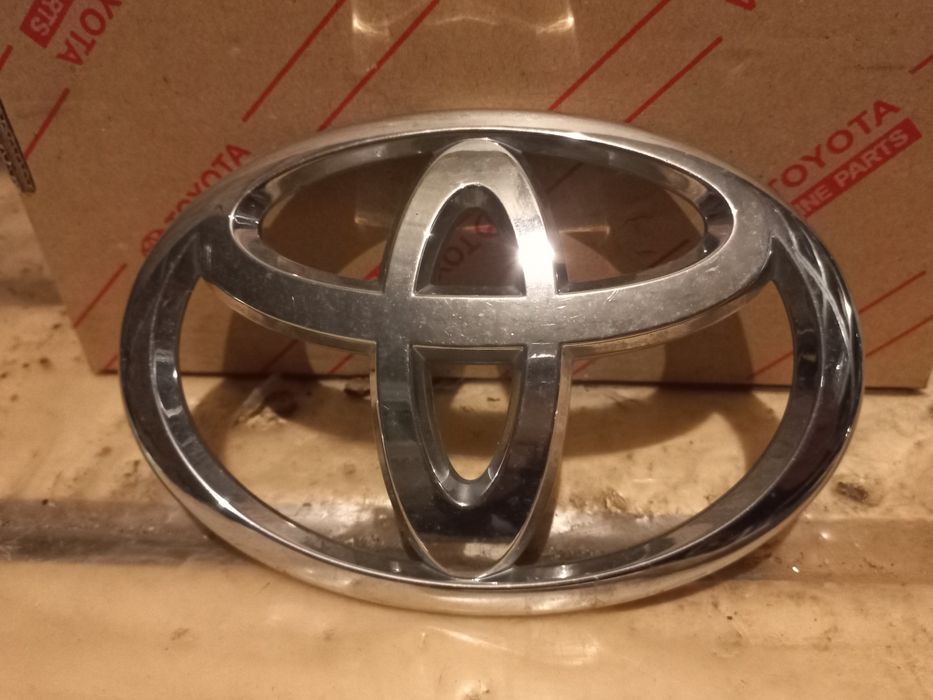 Емблеми за различни модели Тойота и Лексус