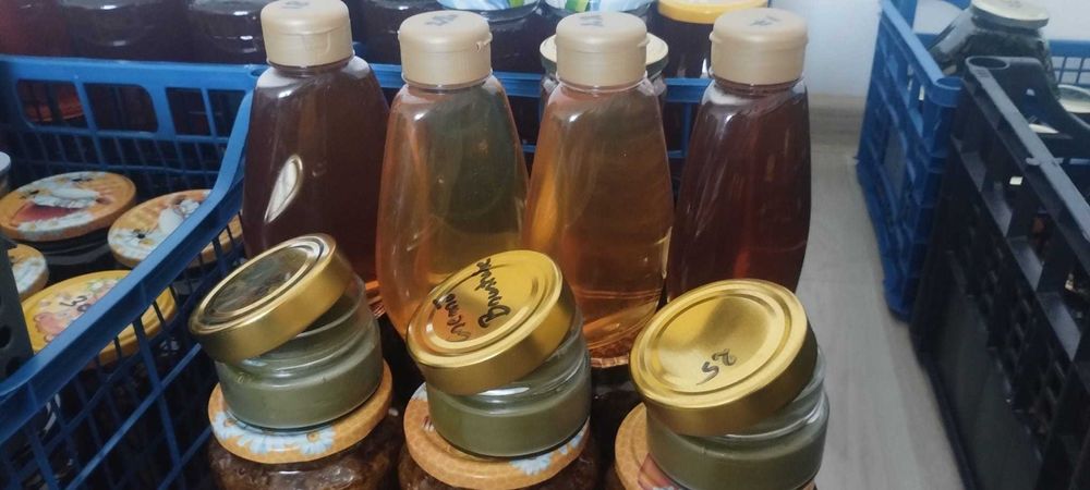 Vând miere produsa în zonă montană