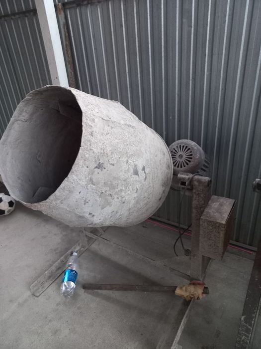 бетономешалка, работает 220