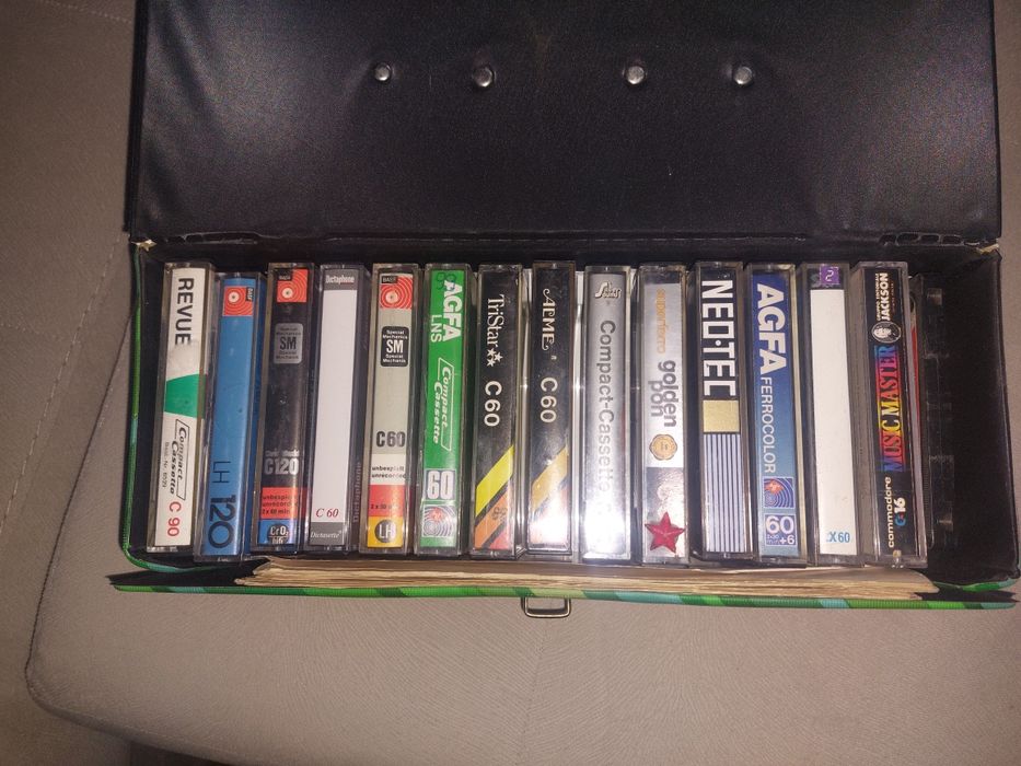 Vând geanta cu 15 casete audio de colecție