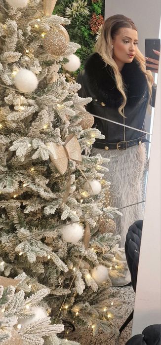 Сива бална рокля с маниста и пера.