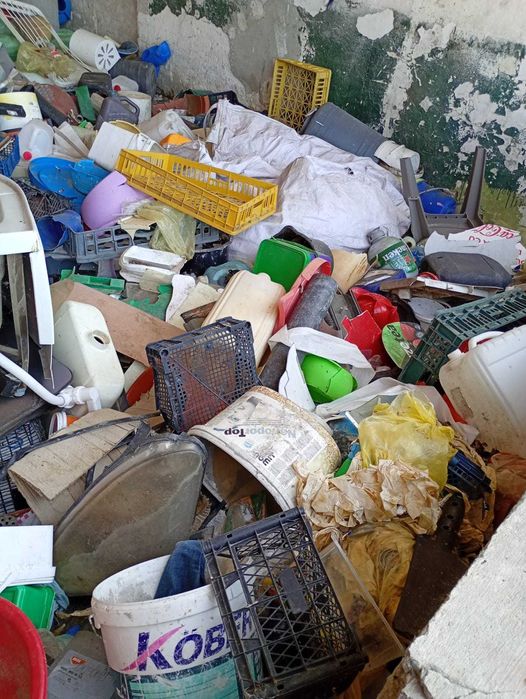 Deșeuri plastic PET, ambalaje detergenți + mobilier vechi