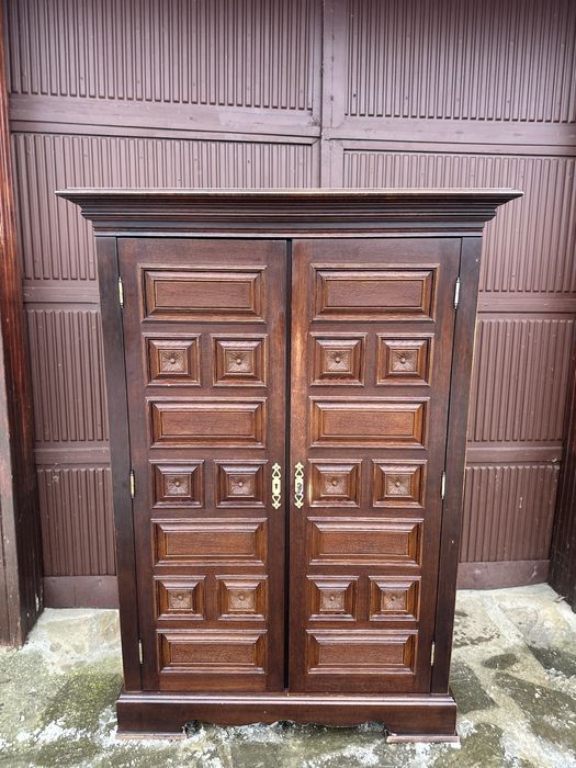 Класически дървен шкаф с две врати