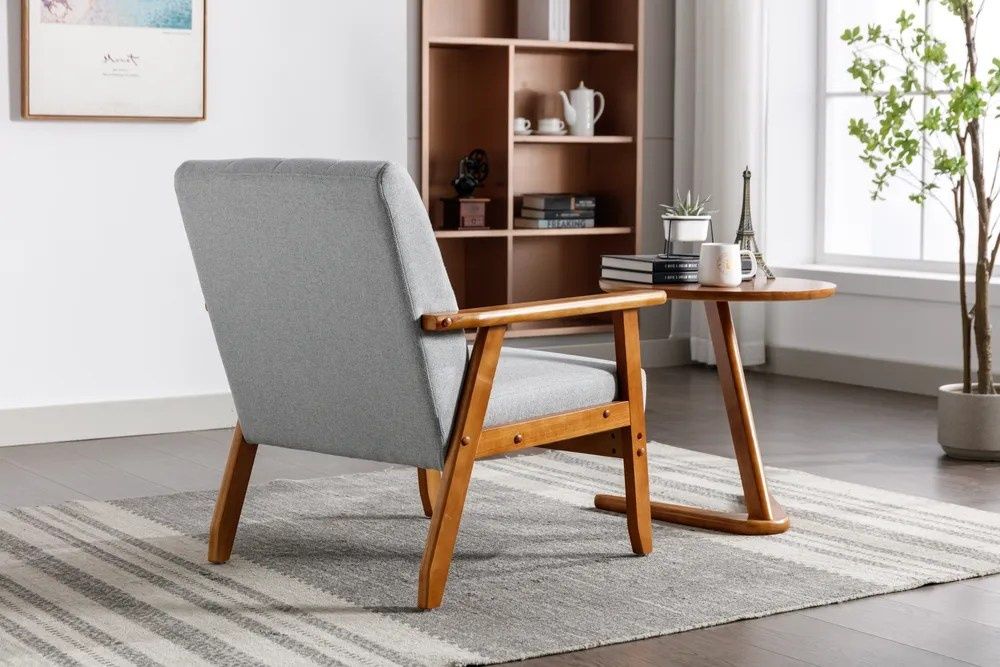 NOU Fotoliu gri cu brațe lemn