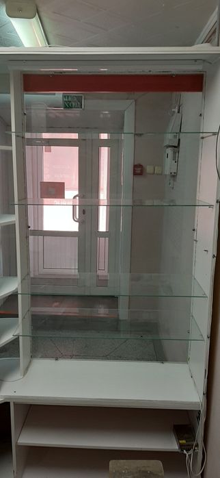 Ветрина для продажи косметики