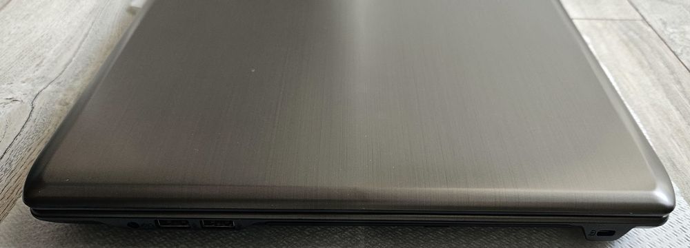 Продавам лаптоп MEDION Akoya P7631, напълно работещ,доста запазен