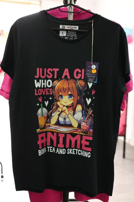 Tricou negru pentru femei – perfect pentru iubitoarele de anime și art