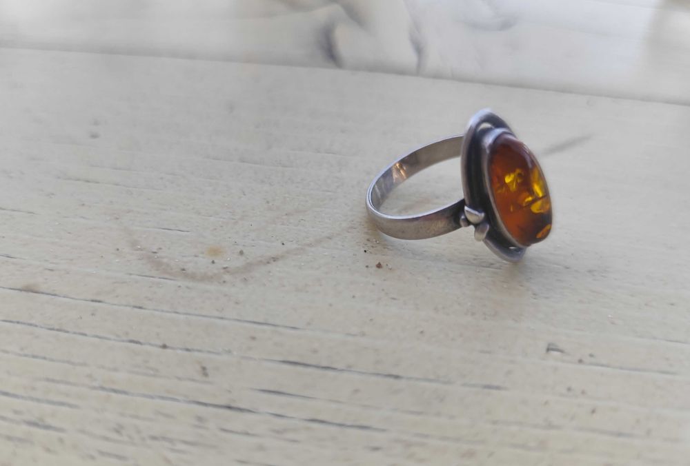 Сребърен пръстен с кехлибар