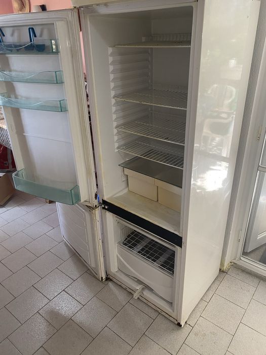 Продавам работещ хладилник Polar