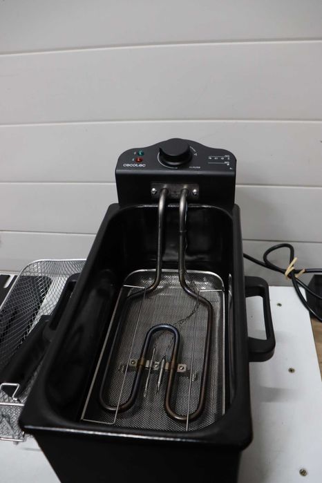 Фритюрник Cecotec CleanFry 3L 2000 W, неръждаема стомана, филтър OilCleaner, който поддържа олиото чисто, 3 литра