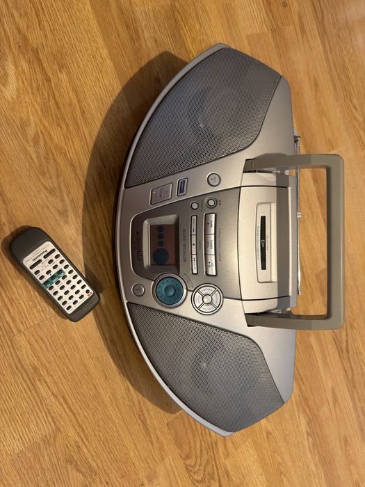 Panasonic - radiocasetofon cu CD si telecomanda