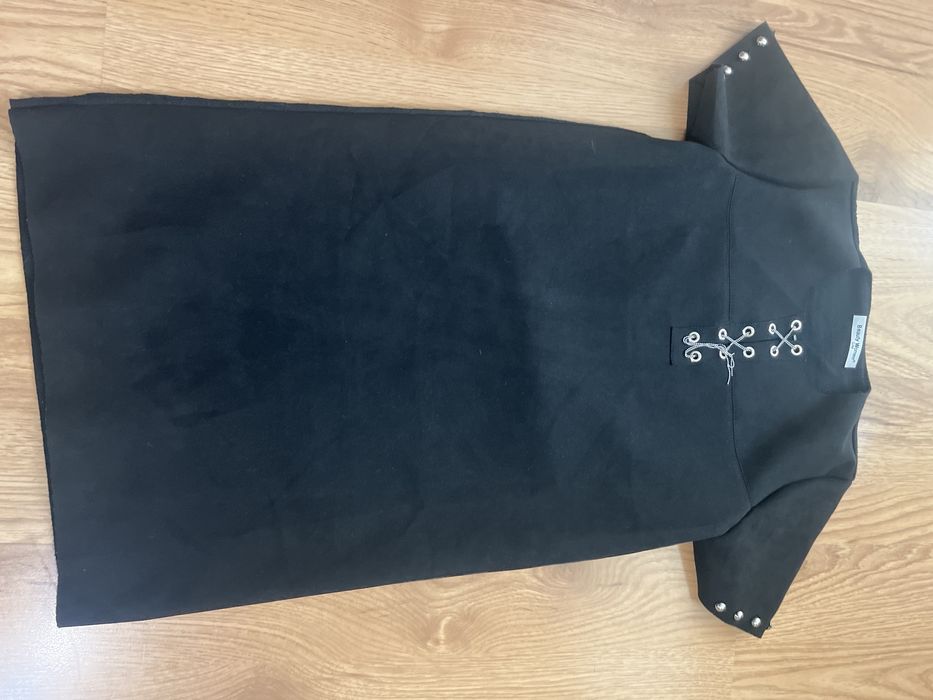 Черна права рокля,отпред е кадифена,отзад е фино плетиво