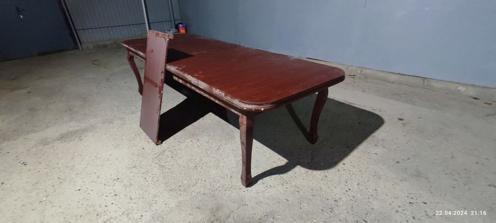 Стол деревянный для гостинной