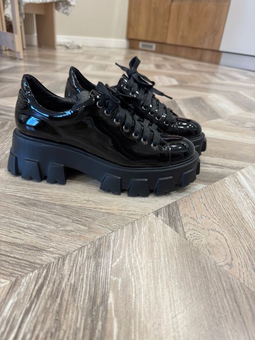 Ботинки лаковые 36 размер