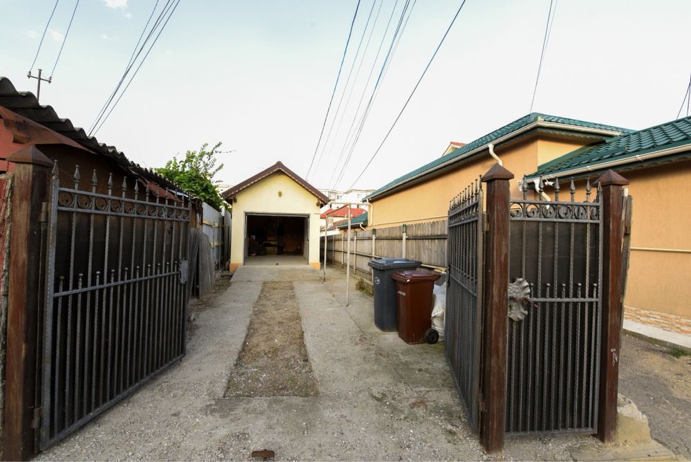 Casa in cartier Brosteni, gata locuibila, aproape de Centru