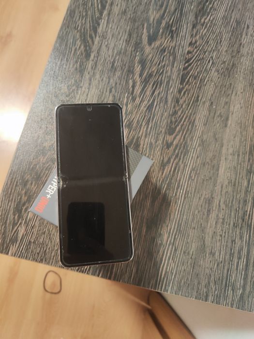 Продавам Samsung galaxy z flip5 512 гигабайта в отлично състояние