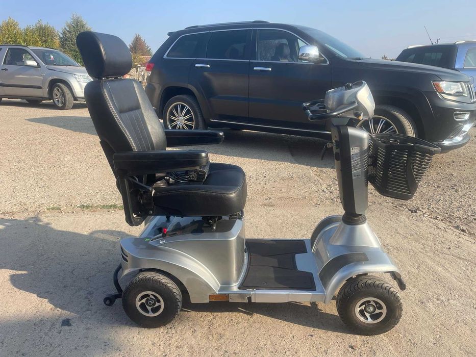 Скутер за трудно подвижни хора или инвалиди