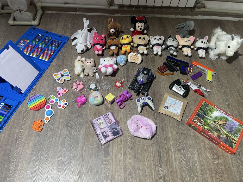 Игрушки набором .