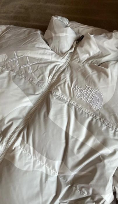 Geaca north face kaws L stare foarte bună