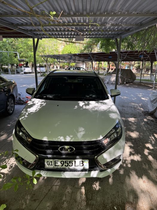 Продается Lada Vesta SW 1.8, 2020 года.