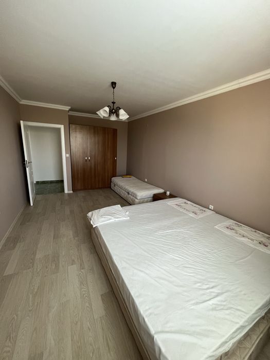 Тристаен под нарм