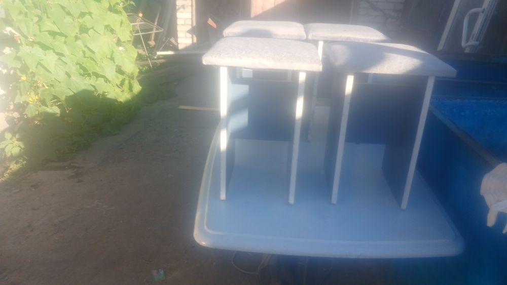 Продам продам стол и табуретки