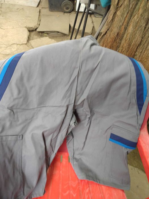 Vând pantaloni de lucru din tercot mercerizat.