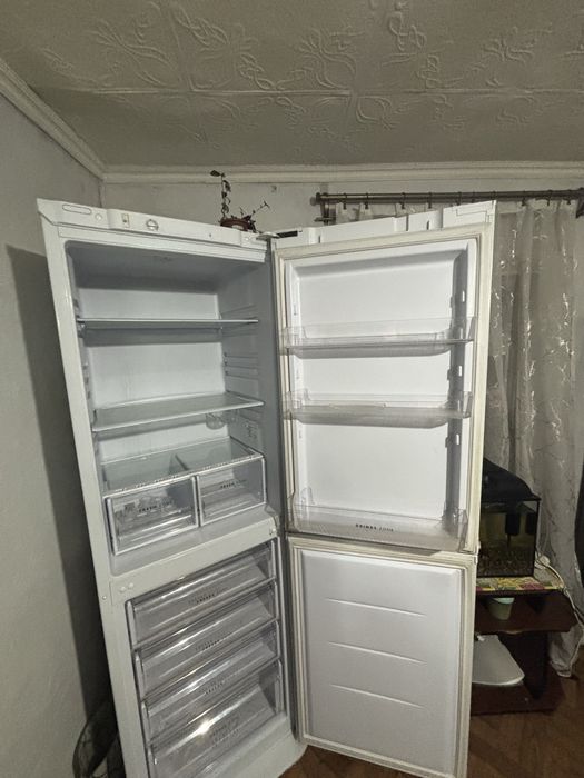 Холодильник бирюса почти новый