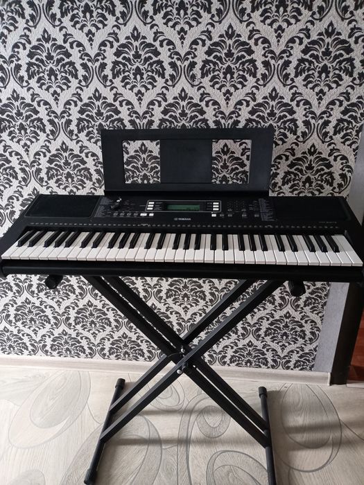 Продаю синтезатор Yamaha PSR - E373 с подставкой