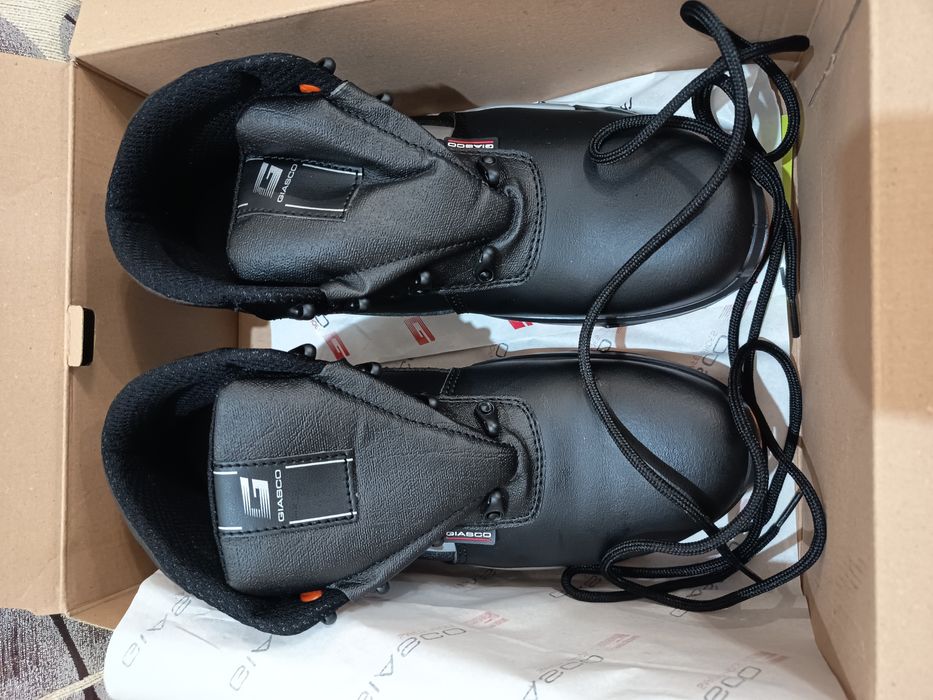 Продавам чисто нови обувки "GIASCO" (с бомбе)