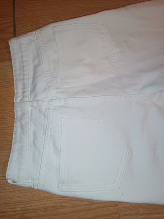 Скъсани бели дънки