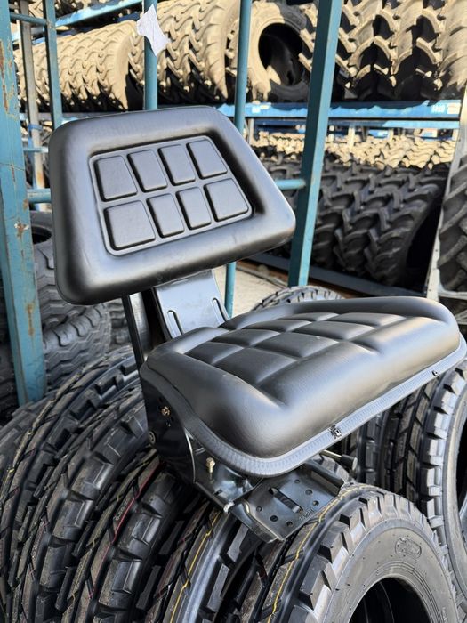Scaun universal negru cu reglaj triplu si amortizor pentru tractor U-445