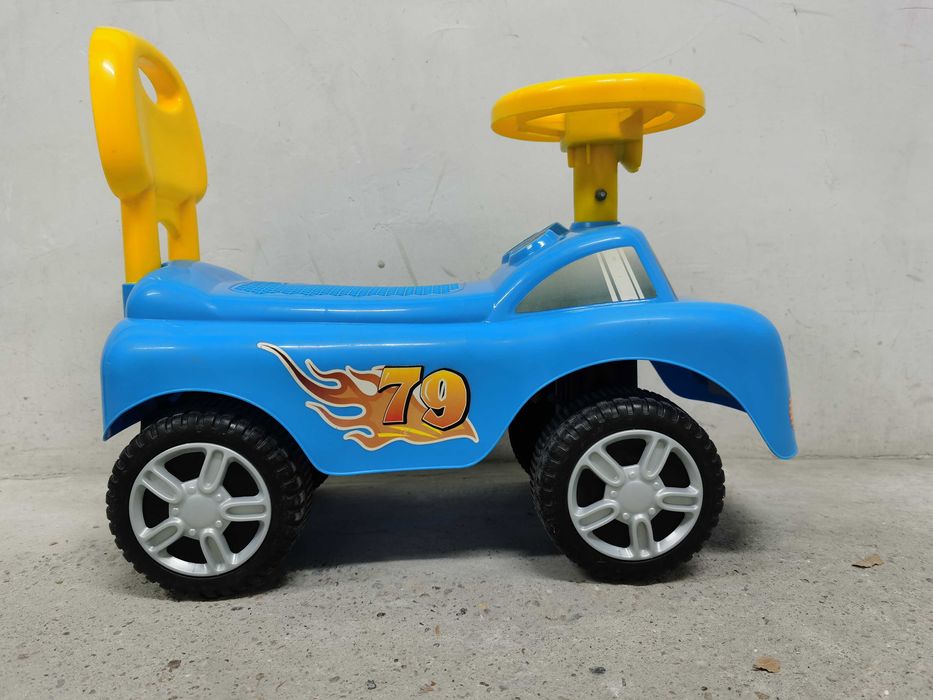 Детска кола за бутане с крачета.