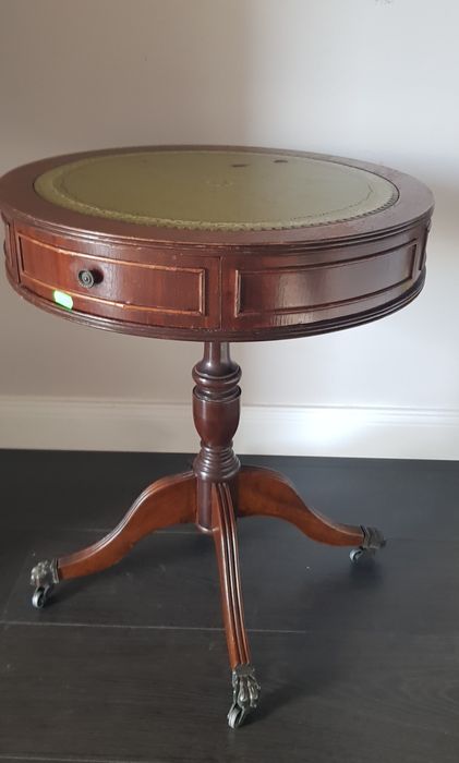 Măsuță veche pentru cafea