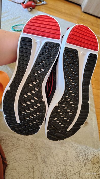 Маратонки Nike 42