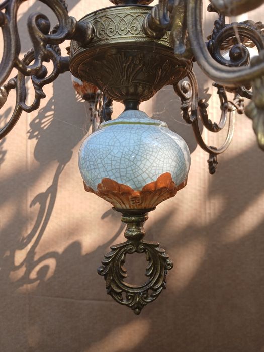 Lustre anticqriat,in stare foarte buna din bronz si ceramica 350 lei bucata.