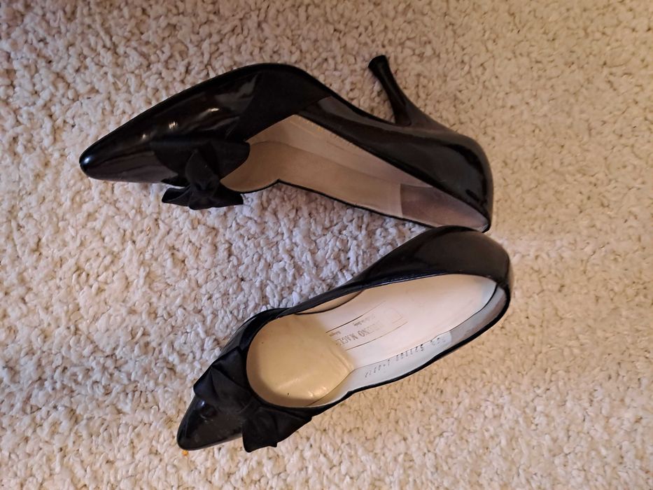 Pantofi eleganti negri, de lac,stare buna, mar. 37, 100 lei